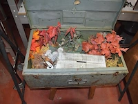Kledingrek zwart, 2 bruine lederen zitbanken, metalen kist, inox rolrek (3,4,5,26) - afbeelding 4 van  11