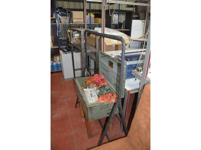 Kledingrek zwart, 2 bruine lederen zitbanken, metalen kist, inox rolrek (3,4,5,26) - afbeelding 5 van  11