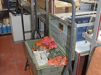Kledingrek zwart, 2 bruine lederen zitbanken, metalen kist, inox rolrek (3,4,5,26) - afbeelding 5 van  11