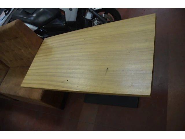 Kledingrek zwart, 2 bruine lederen zitbanken, metalen kist, inox rolrek (3,4,5,26) - afbeelding 6 van  11