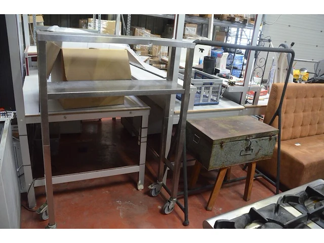 Kledingrek zwart, 2 bruine lederen zitbanken, metalen kist, inox rolrek (3,4,5,26) - afbeelding 9 van  11