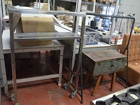 Kledingrek zwart, 2 bruine lederen zitbanken, metalen kist, inox rolrek (3,4,5,26) - afbeelding 9 van  11