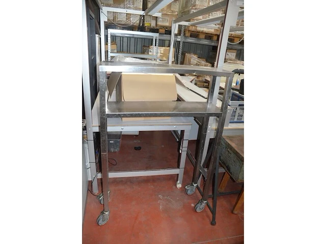 Kledingrek zwart, 2 bruine lederen zitbanken, metalen kist, inox rolrek (3,4,5,26) - afbeelding 10 van  11