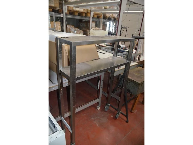 Kledingrek zwart, 2 bruine lederen zitbanken, metalen kist, inox rolrek (3,4,5,26) - afbeelding 11 van  11