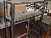 Kledingrek zwart, 2 bruine lederen zitbanken, metalen kist, inox rolrek (3,4,5,26) - afbeelding 11 van  11