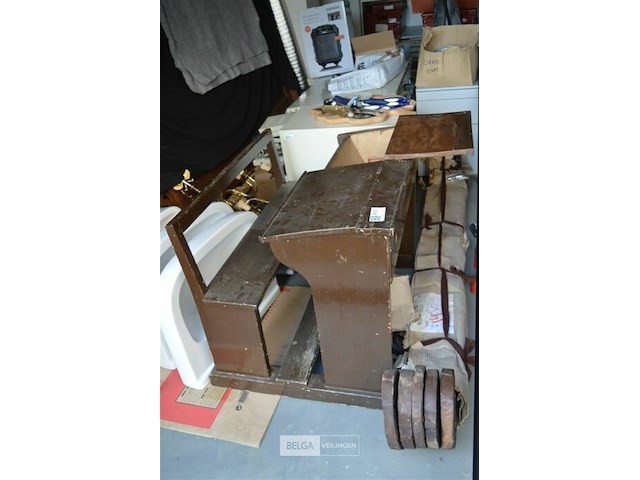 Klein antiek schoolbankje - afbeelding 1 van  4