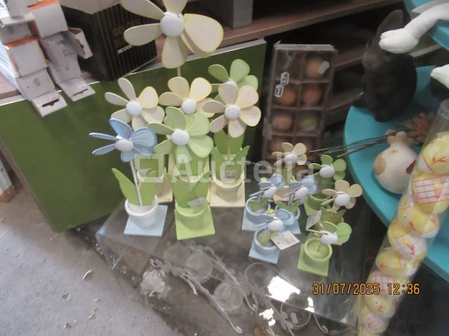 Klein display met decoratieve inhoud - afbeelding 4 van  5