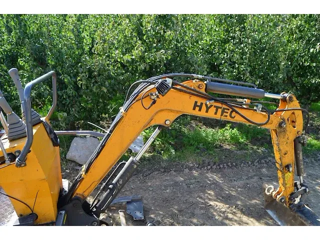 Klein graafmachine hytec xv10 op rupsen met dak en reservebak - afbeelding 6 van  16
