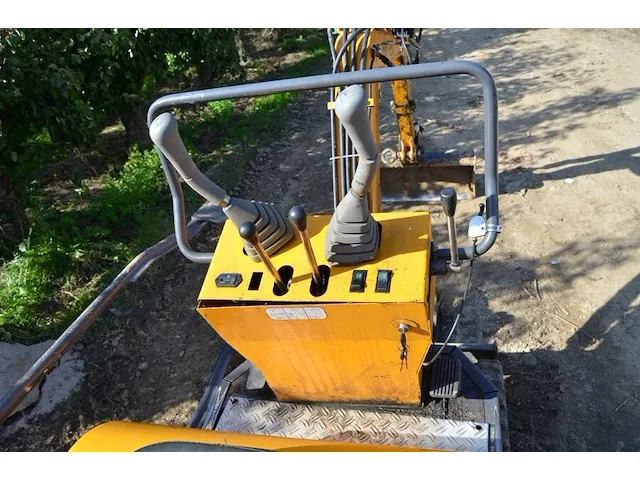 Klein graafmachine hytec xv10 op rupsen met dak en reservebak - afbeelding 8 van  16