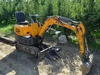 Klein graafmachine hytec xv10 op rupsen met dak en reservebak
