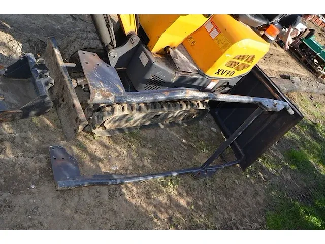 Klein graafmachine hytec xv10 op rupsen met dak en reservebak - afbeelding 11 van  16