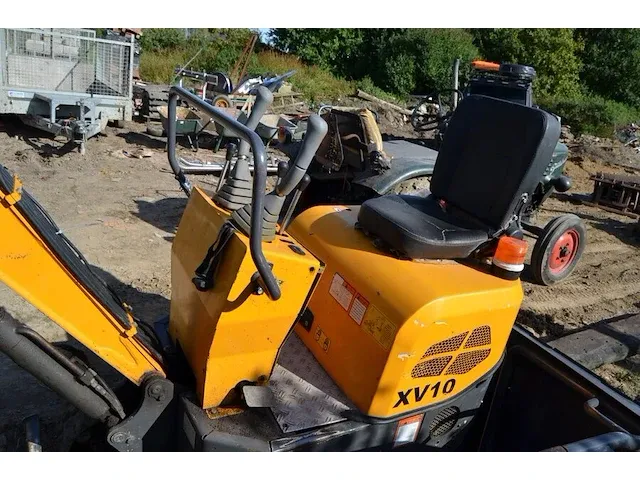 Klein graafmachine hytec xv10 op rupsen met dak en reservebak - afbeelding 12 van  16