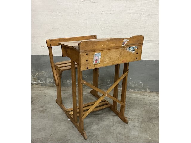 Klein houten vintage kinderlessenaar met zitje - afbeelding 1 van  3