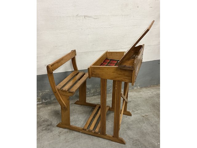 Klein houten vintage kinderlessenaar met zitje - afbeelding 2 van  3