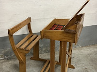 Klein houten vintage kinderlessenaar met zitje - afbeelding 2 van  3