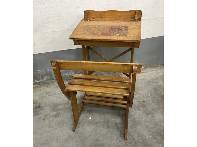 Klein houten vintage kinderlessenaar met zitje - afbeelding 3 van  3