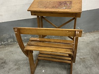 Klein houten vintage kinderlessenaar met zitje - afbeelding 3 van  3