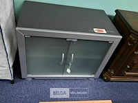 Klein kastje met glazen deurtjes - afbeelding 1 van  1