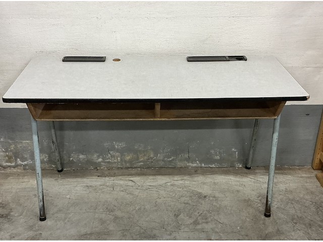 Klein vintage kinderlessenaar, grijs formica met metalen onderstel - afbeelding 1 van  2