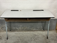 Klein vintage kinderlessenaar, grijs formica met metalen onderstel - afbeelding 1 van  2