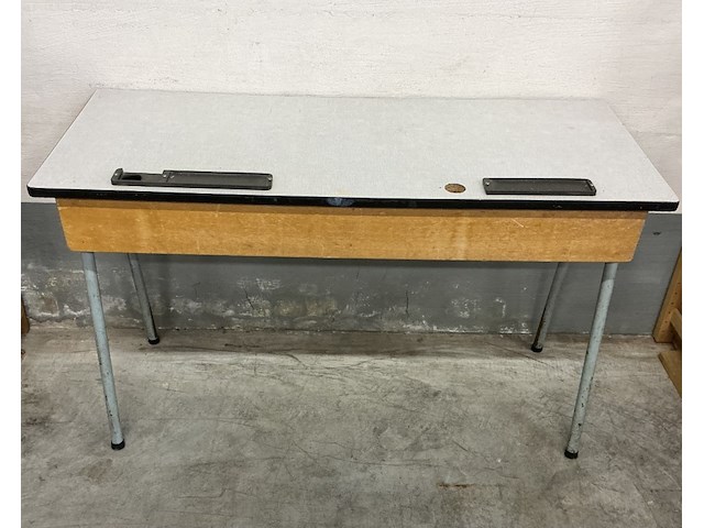 Klein vintage kinderlessenaar, grijs formica met metalen onderstel - afbeelding 2 van  2