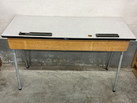 Klein vintage kinderlessenaar, grijs formica met metalen onderstel - afbeelding 2 van  2