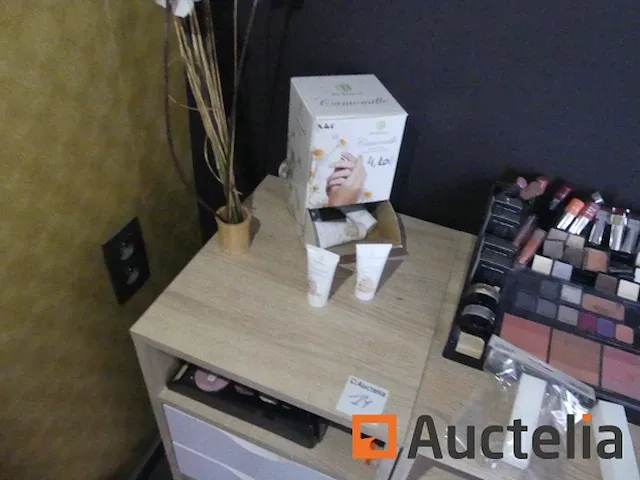 Kleine meubilair met laden en inhoud, verschillend cosmetica en nagel verbruiksartikelen, wax heater - afbeelding 5 van  14