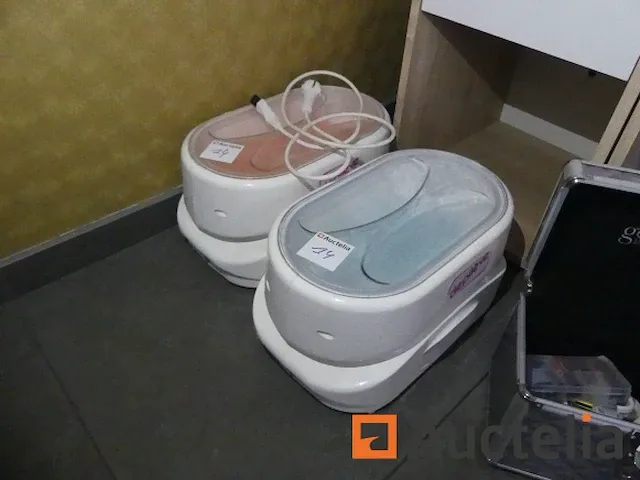 Kleine meubilair met laden en inhoud, verschillend cosmetica en nagel verbruiksartikelen, wax heater - afbeelding 6 van  14