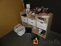 Kleine meubilair met laden en inhoud, verschillend cosmetica en nagel verbruiksartikelen, wax heater - afbeelding 1 van  14