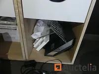 Kleine meubilair met laden en inhoud, verschillend cosmetica en nagel verbruiksartikelen, wax heater - afbeelding 9 van  14