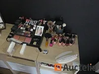 Kleine meubilair met laden en inhoud, verschillend cosmetica en nagel verbruiksartikelen, wax heater - afbeelding 10 van  14