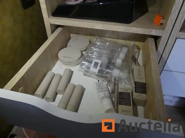 Kleine meubilair met laden en inhoud, verschillend cosmetica en nagel verbruiksartikelen, wax heater - afbeelding 11 van  14