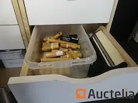Kleine meubilair met laden en inhoud, verschillend cosmetica en nagel verbruiksartikelen, wax heater - afbeelding 13 van  14