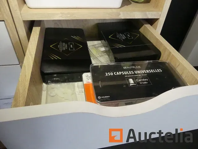 Kleine meubilair met laden en inhoud, verschillend cosmetica en nagel verbruiksartikelen, wax heater - afbeelding 14 van  14