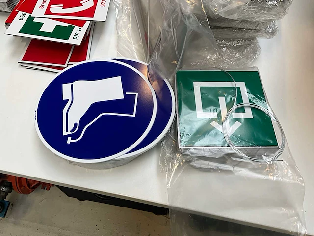 Kleine partij diverse bouwmaterialen, elektrotoebehoren en pictogramborden - afbeelding 2 van  26