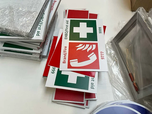 Kleine partij diverse bouwmaterialen, elektrotoebehoren en pictogramborden - afbeelding 4 van  26