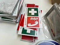 Kleine partij diverse bouwmaterialen, elektrotoebehoren en pictogramborden - afbeelding 4 van  26