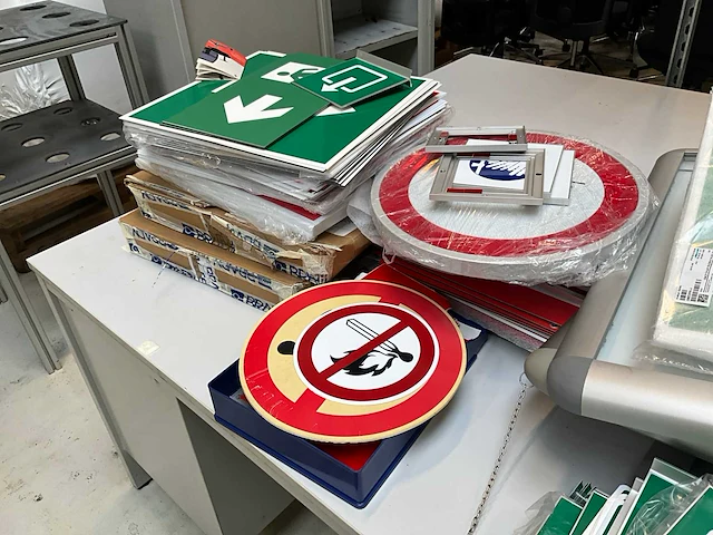 Kleine partij diverse bouwmaterialen, elektrotoebehoren en pictogramborden - afbeelding 5 van  26