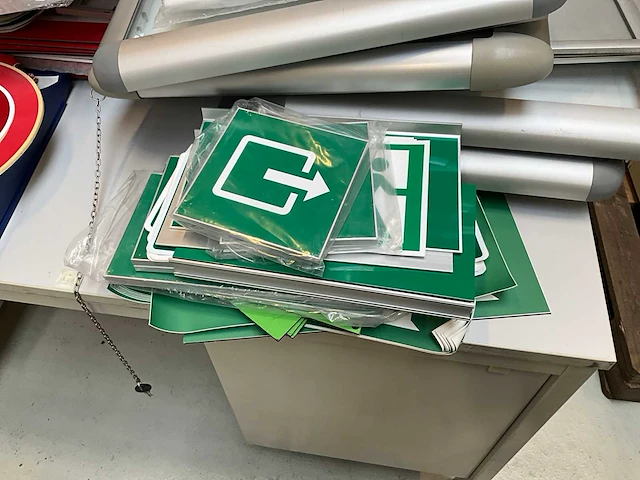 Kleine partij diverse bouwmaterialen, elektrotoebehoren en pictogramborden - afbeelding 6 van  26