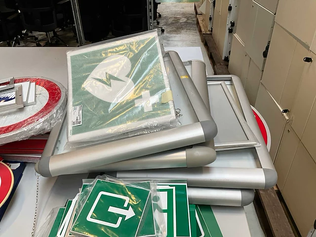 Kleine partij diverse bouwmaterialen, elektrotoebehoren en pictogramborden - afbeelding 7 van  26
