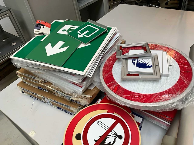 Kleine partij diverse bouwmaterialen, elektrotoebehoren en pictogramborden - afbeelding 8 van  26