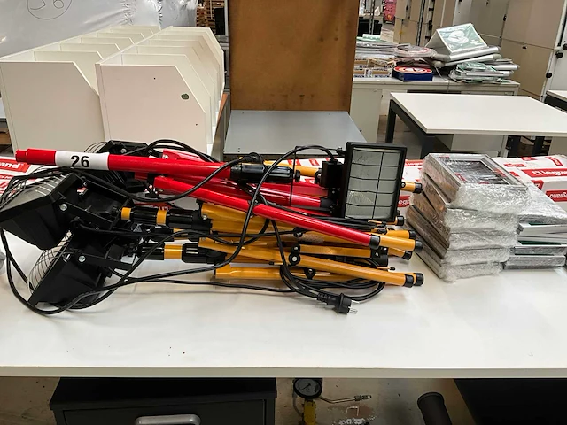 Kleine partij diverse bouwmaterialen, elektrotoebehoren en pictogramborden - afbeelding 1 van  26