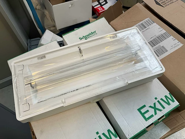 Kleine partij diverse bouwmaterialen, elektrotoebehoren en pictogramborden - afbeelding 15 van  26