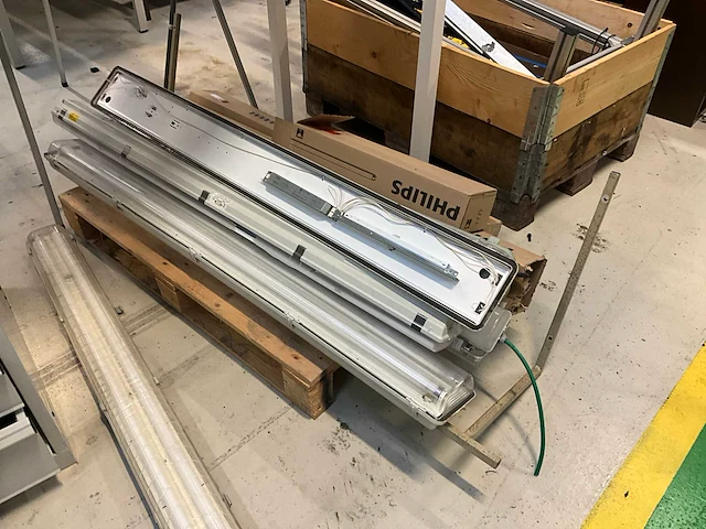 Kleine partij diverse bouwmaterialen, elektrotoebehoren en pictogramborden - afbeelding 19 van  26