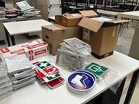 Kleine partij diverse bouwmaterialen, elektrotoebehoren en pictogramborden - afbeelding 20 van  26