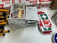 Kleine partij diverse bouwmaterialen, elektrotoebehoren en pictogramborden - afbeelding 21 van  26