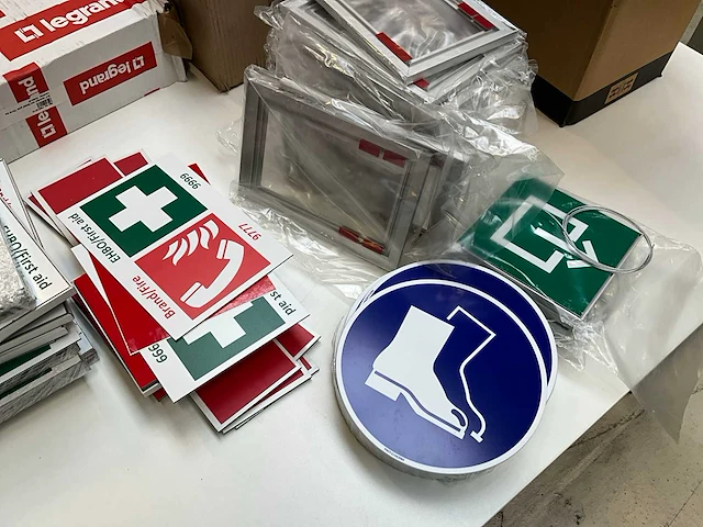 Kleine partij diverse bouwmaterialen, elektrotoebehoren en pictogramborden - afbeelding 22 van  26