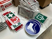 Kleine partij diverse bouwmaterialen, elektrotoebehoren en pictogramborden - afbeelding 22 van  26
