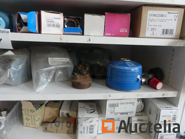 Kleppen en fittingen, accessoires voor olietanks, bevestigingsmiddelen, enz. - afbeelding 4 van  19