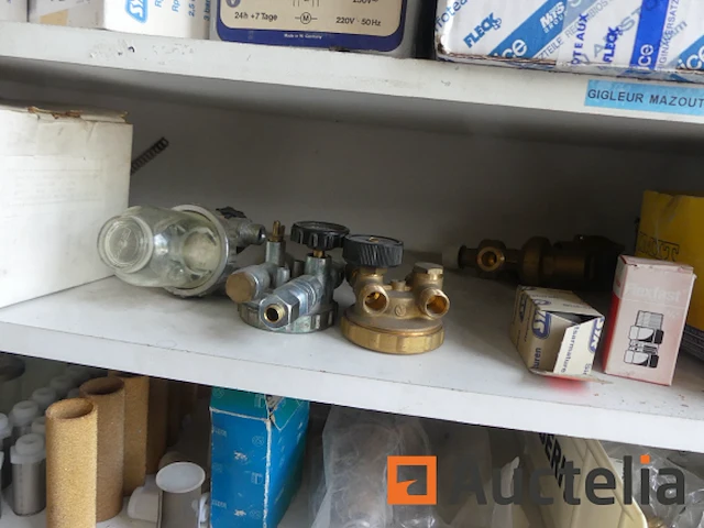 Kleppen en fittingen, accessoires voor olietanks, bevestigingsmiddelen, enz. - afbeelding 15 van  19